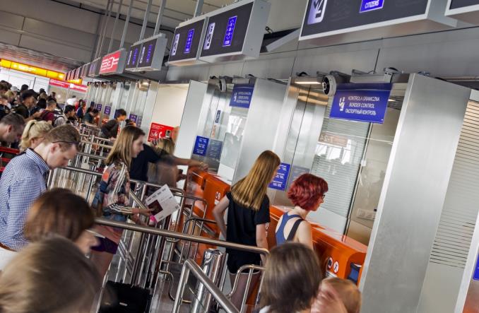 паспортний контроль в аеропортах Варшави
