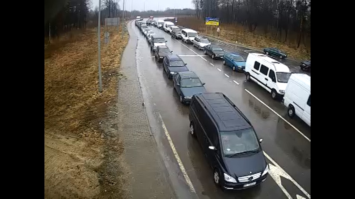 черга на кордоні